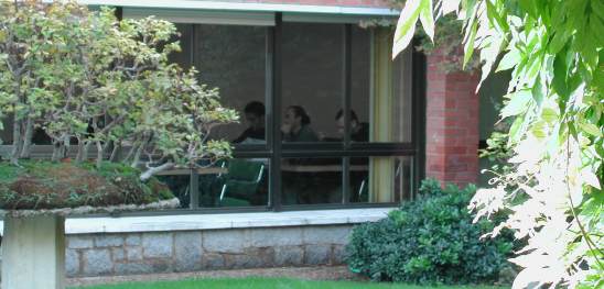 Imagen de un aula desde la calle