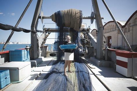 Posera a bordo del barco en la localidad de Gandía