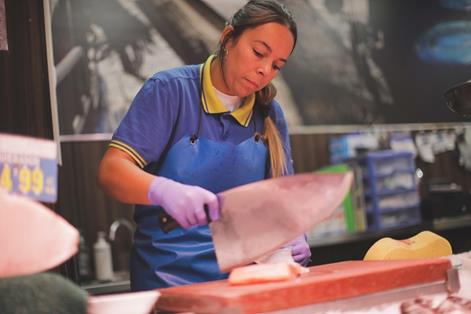 Vendedora detallista de pescado en la localidad de Madrid