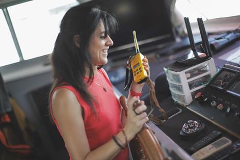 Mujer a bordo en la localidad de Barcelona