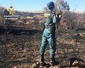 La Guardia Civil investiga a una persona como supuesto autor de un delito de incendio forestal. El incendio que alcanzó el nivel 2, estuvo activo durante nueve días. El fuego afectó a 3.000 hectáreas de masa arbolada, pasto, matorral y terreno agrícola, provocando daños en varias explotaciones ganaderas y asentamientos apícolas