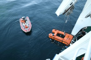 Fotografía izando el robot de inspección submarina SWORDFISH