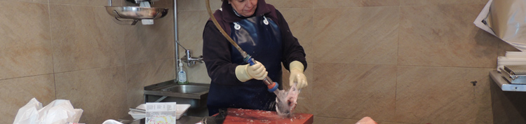 Pescatera trabajando en una pescadería