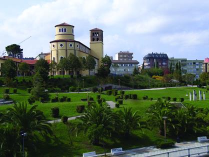 Iglesia de Astillero y parque La Planchá