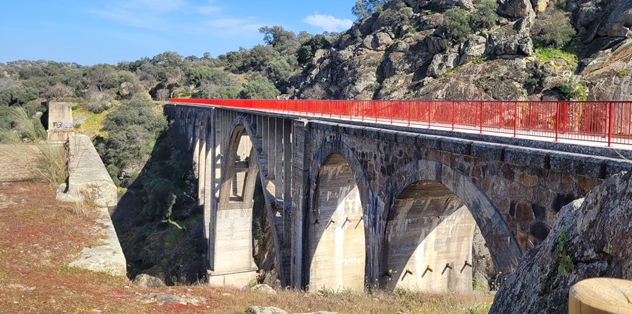 Views of the bridge over the Jerte; you can see pillars belonging to the old bridge 