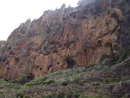 Vista del las impresionantes paredes basálticas del Lomo de Carretón