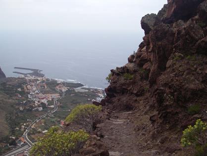 El camino desciende por la rocosa ladera ofreciendo bonitas panorámicas