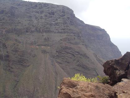 Vista de las verticales paredes de la Montaña de Guergenche, al otro lado del valle