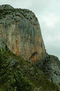 Paredón calizo vertical de la Peña La Cruz, garganta del Cidacos en Arnedillo