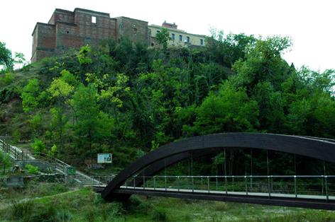 Monasterio de Nuestra Señora de Vico, sobre el puente peatonal en el río Cidacos