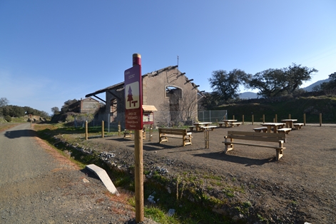 Old Oliva-Almendrales station