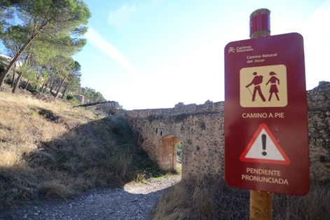 El sendero de bajada pasa por la puerta de Chinchilla