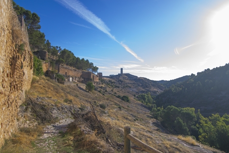 Descenso hacia el río Júcar, se pueden ver las murallas de Alarcón y, al fondo, la Torre de Armas