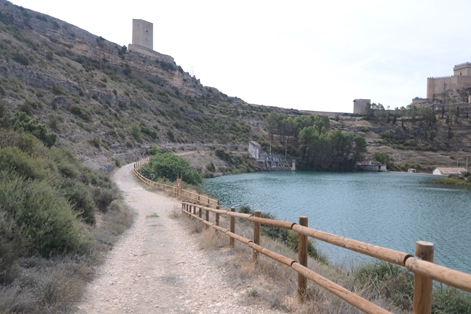 Tras llegar a la altura del río, el camino continúa por la hoz del Júcar durante un tramo