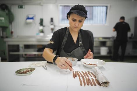 Sobadora de anchoas de la localidad de Lastres