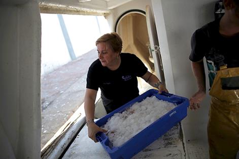 Armadora a bordo de una embarcación en la provincia de Almería