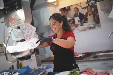 Vendedora detallista de pescado en la localidad de Santa Pola