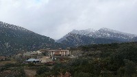 Panorámica de la población de Las Almunias de Rodellar con vistas de la sierra de Guara