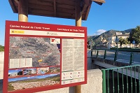 Panel en Simat de la Valldigna, al fondo se puede ver el monasterio de Santa Maria de La Valldigna