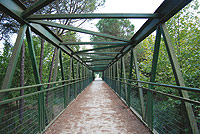 Puente de hierro de camino a la localidad de Quart