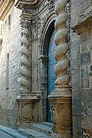 Portada de la Iglesia de la Natividad de Nuestra Señora. Las dos columnas churriguerescas de la portada son características del Barroco Aragonés