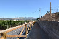 Tramo estrecho del camino, al fondo, la Serra de La Murta 