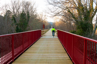 Cicloturista recorriendo uno de los viaductos sobre el río Nela