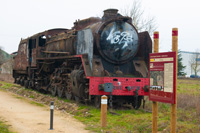 Locomotora Mikado y panel interpretativo en la antigua estación de Horna – Villarcayo