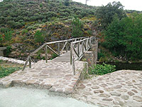 Inicio de la senda del Embalse del Prado de las Monjas, cruzando el puente