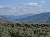 La Sierra de Segura acompaña, a la derecha, al camino en todo momento