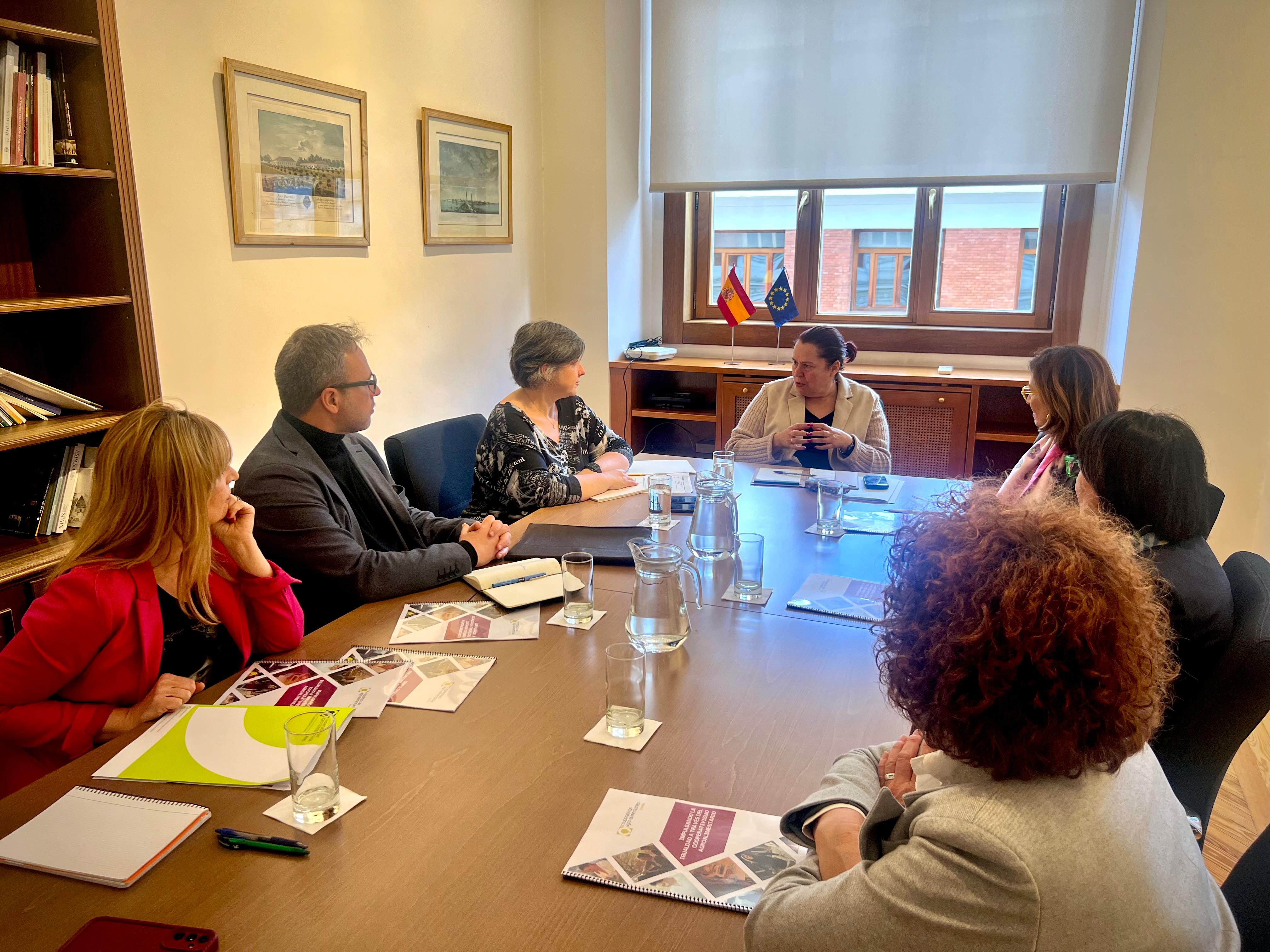 
				
			
				Hoy, en la sede del ministerio
			
				