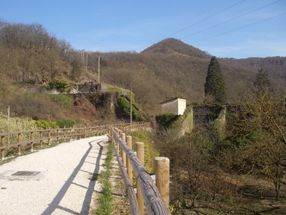 Ruinas de la antigua ferrería del Pastaola a la derecha del camino