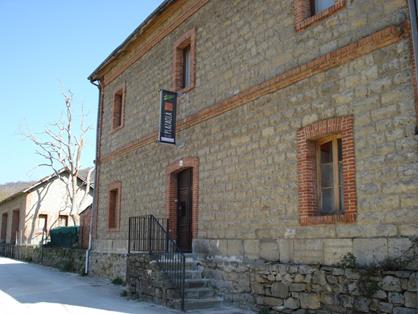 Antigua estación del Plazaola, en la población de Latasa