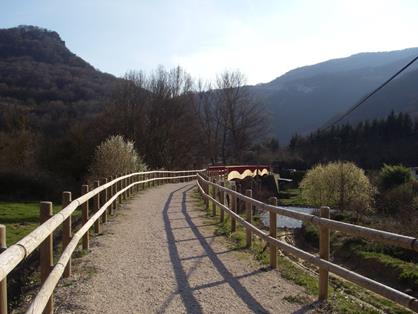 Pasarela sobre el río Larraun a la salida de Latasa