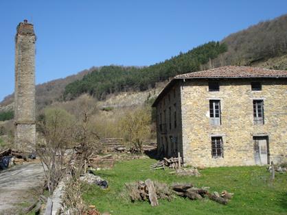 Antigua ferrería junto al río Larraun