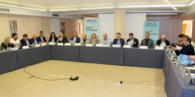 Hoy, en Burela, en el marco de la reunión interfederativa de cofradías de pescadores del Cantábrico-noroeste  foto 2