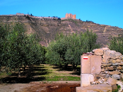 Marca del GR 99 y vista del castillo de Mequinenza