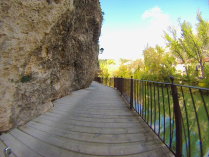 Pasarela colgante junto al río Júcar en Cuenca