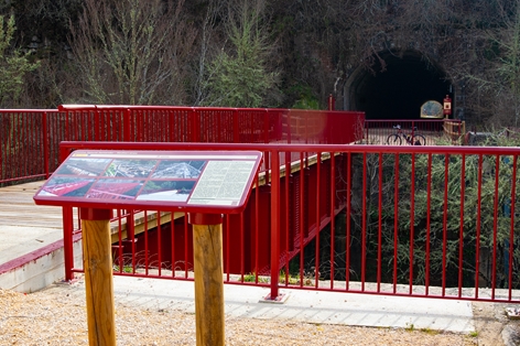 Viaducto acondicionado sobre el río Nela y túnel al fondo