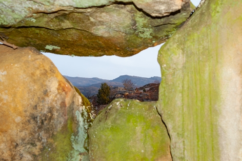 Montes del Somo desde el Dolmen megalítico de Busnela