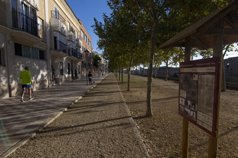 Para salir de Tavernes, el camino discurre por un sendero peatonal y ciclista