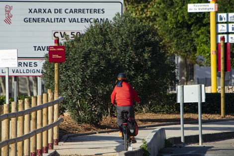 Ciclista a las afueras de Tavernes de la Valldigna