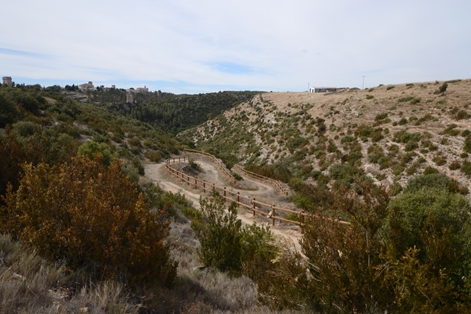 Bajada hacia la hoz del Júcar junto a Alarcón