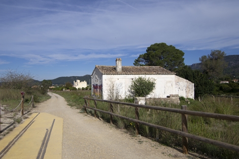 Un tramo de vía férrea y una caseta de guardabarreras, testimonios del pasado ferroviario del Camino Natural