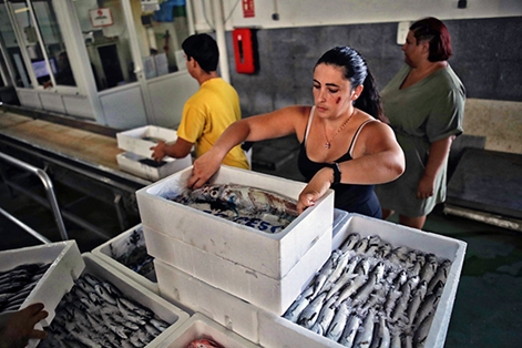 Trabajadora en la lonja de Carboneras