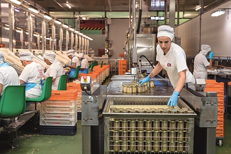 Trabajadoras de una fábrica de procesado de pescado y marisco en A Pobra do Caramiñal