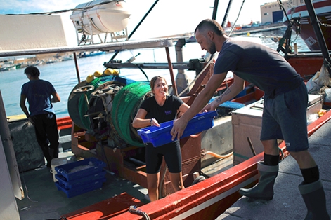 Trabajadora a bordo de una embarcación en la provincia de Almería