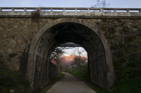 Paso bajo la carretera CC-102, a la entrada de Hervás