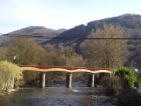 Pasarela sobre el río Larraun que aprovecha los pilares del antiguo puente