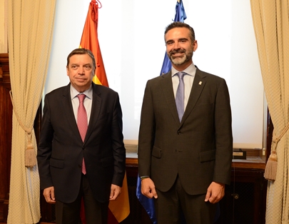 Luis Planas se reúne con el consejero de Agricultura, Pesca, Agua y Desarrollo Rural de Andalucía para abordar asuntos de interés agroalimentario foto 3